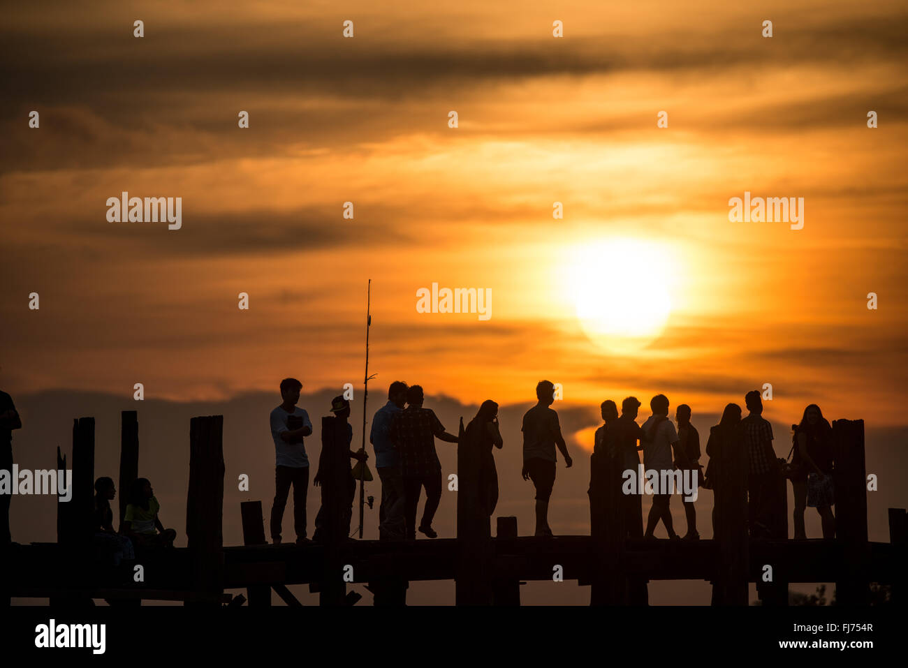 MANDALAY, Myanmar - Stretching mit einer 3/4 Meile über Taungthaman See neben der alten Hauptstadt Amarapura (jetzt Teil von Mandalay), die U-Bein Brücke stammt aus dem Jahr 1850 und ist angeblich die längste teak Brücke in der Welt zu sein. Stockfoto