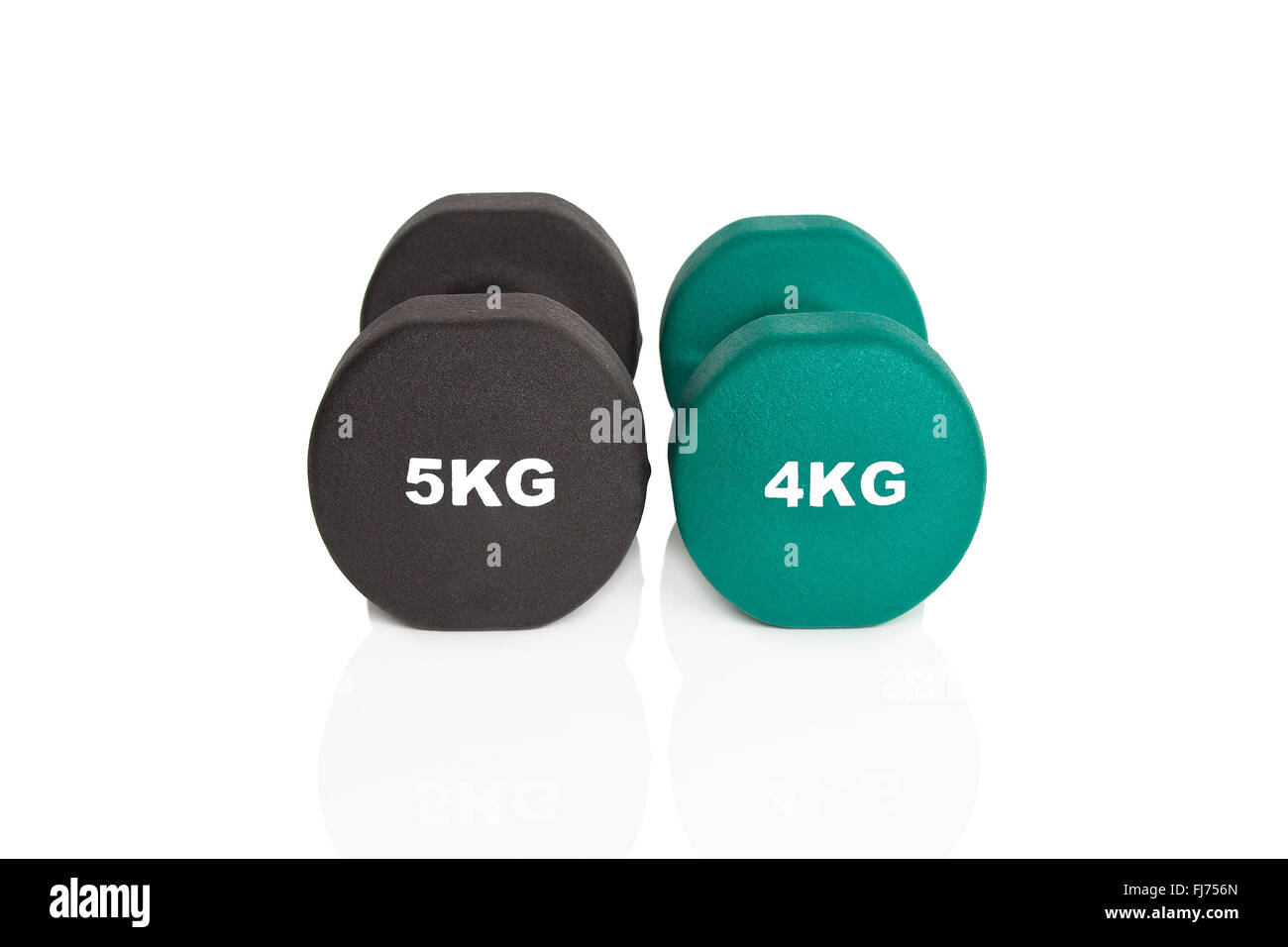 Grüne 4kg und schwarz 5kg Hanteln isoliert auf weißem Hintergrund. Gewichte für ein Fitness-Training. Stockfoto