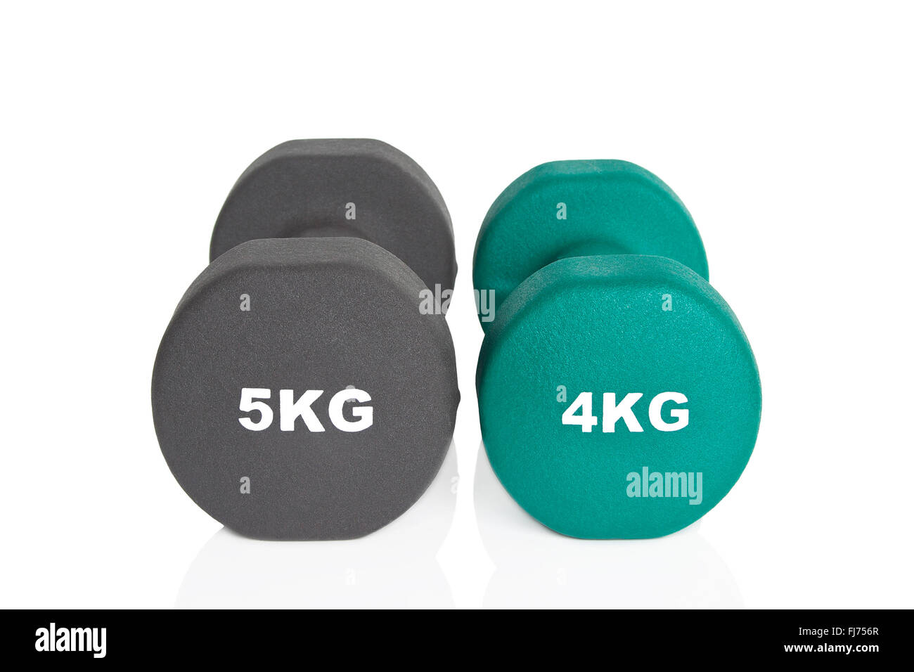 Grüne 4kg und schwarz 5kg Hanteln isoliert auf weißem Hintergrund. Gewichte für ein Fitness-Training. Stockfoto