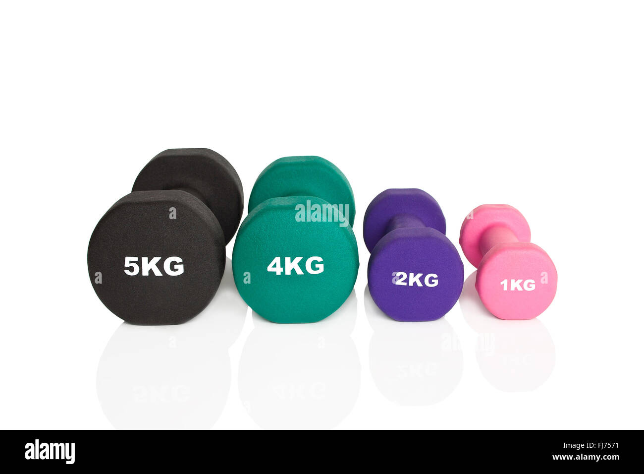 Schwarz, grün, lila und rosa Hanteln isoliert auf weißem Hintergrund. Gewichte für ein Fitness-Training. Stockfoto