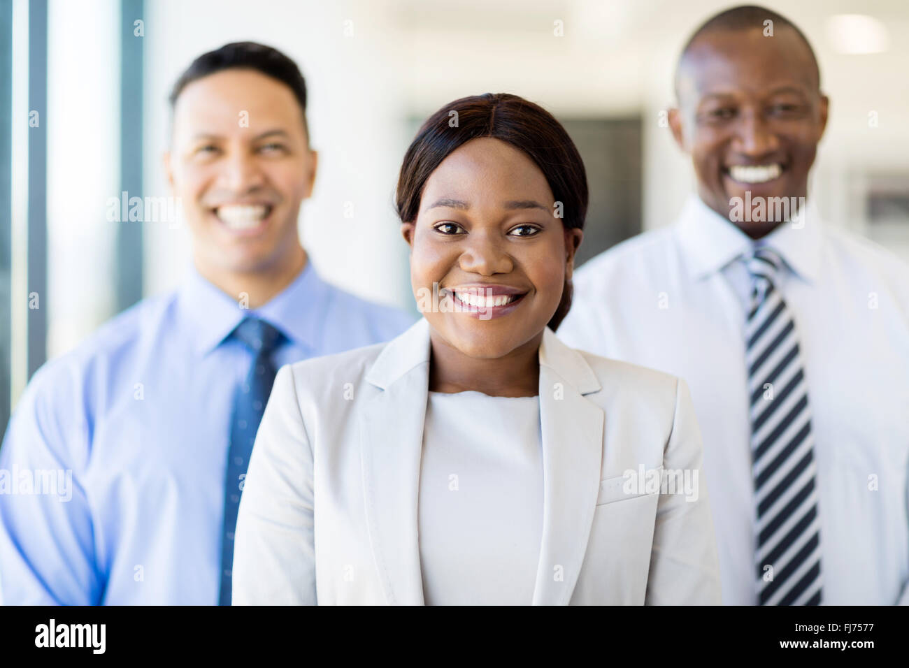 schöne junge afrikanische Geschäftsfrau mit Business-team Stockfoto
