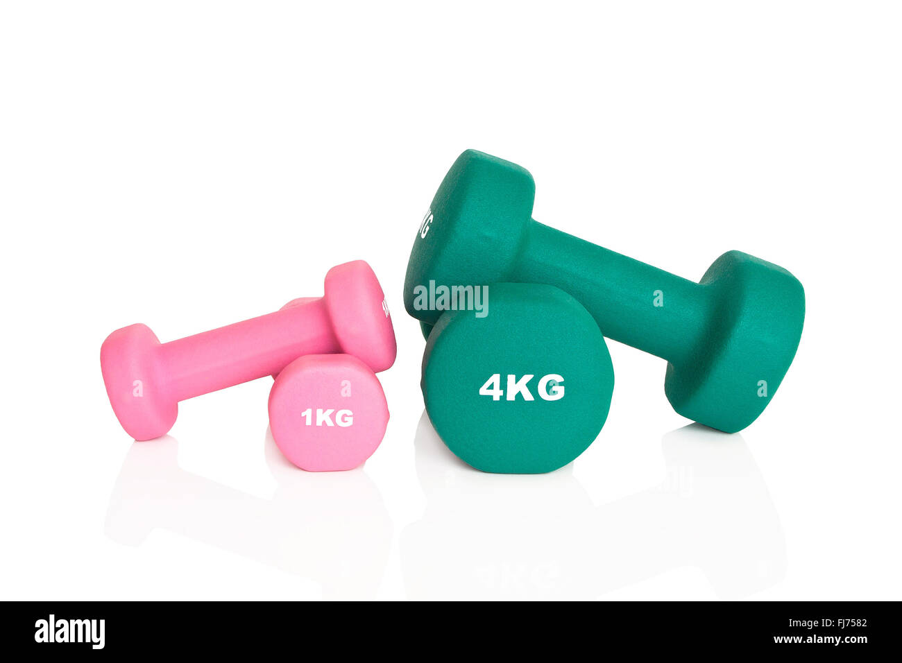Grüne 4kg und 1kg rosa Hanteln isoliert auf weißem Hintergrund. Gewichte für ein Fitness-Training. Stockfoto