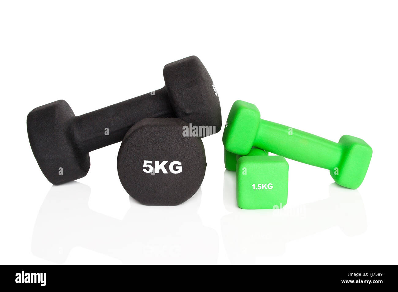 1,5 kg grün und schwarz 5kg Hanteln isoliert auf weißem Hintergrund. Gewichte für ein Fitness-Training. Stockfoto