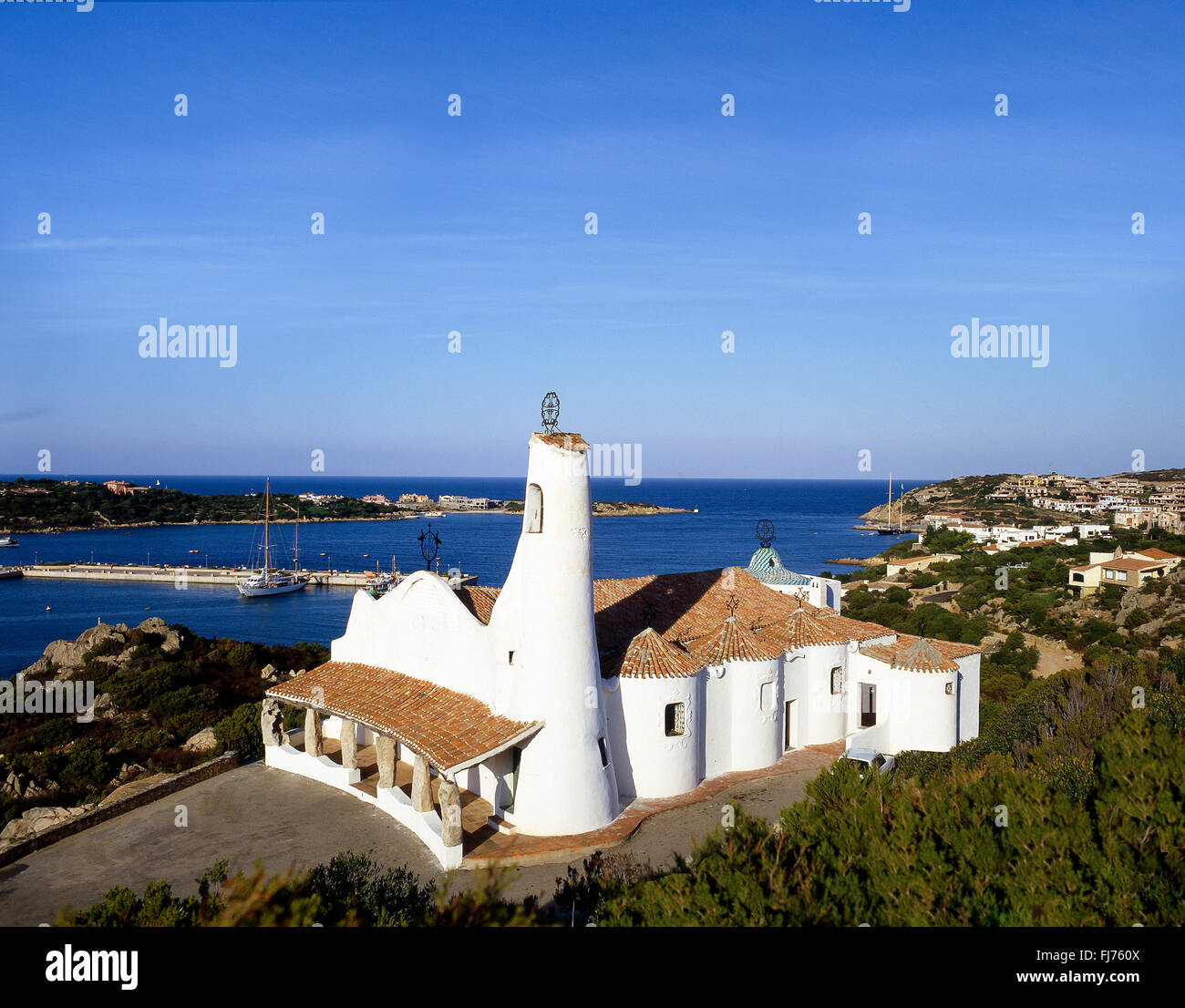 Stella Maris Kirche und Hafen, Porto Cervo, Costa Smeralda, Sardinien (Sardegna), Italien Stockfoto