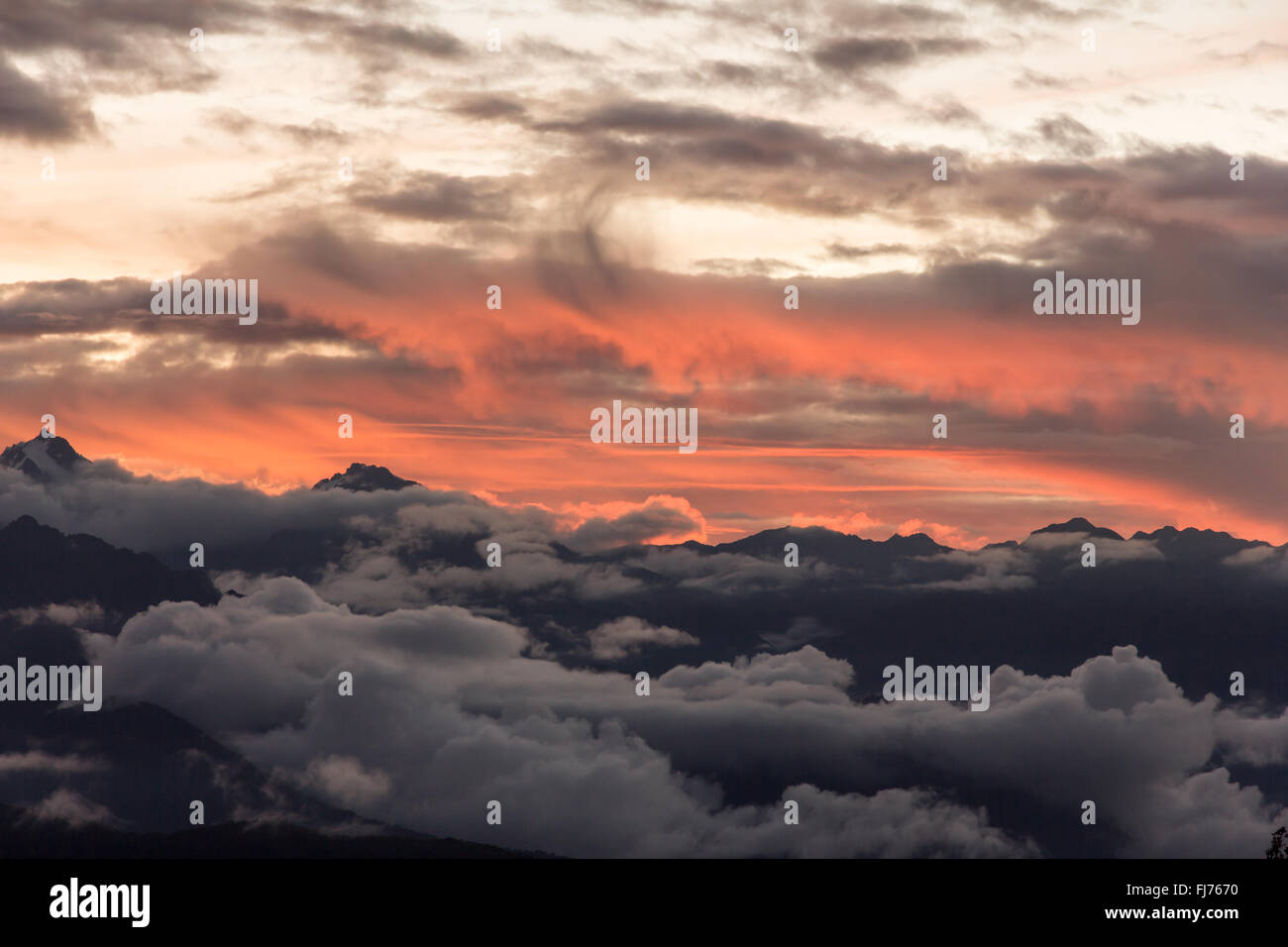 malerischen Sonnenuntergang über den Bergen auf einem roten Himmel Stockfoto