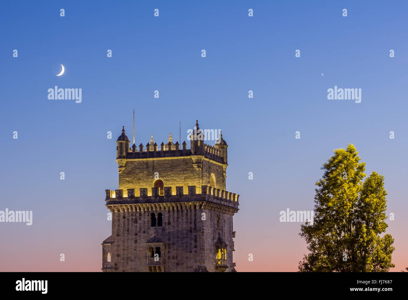 Turm der Discovery nach Sonnenuntergang Lissabon Stockfoto