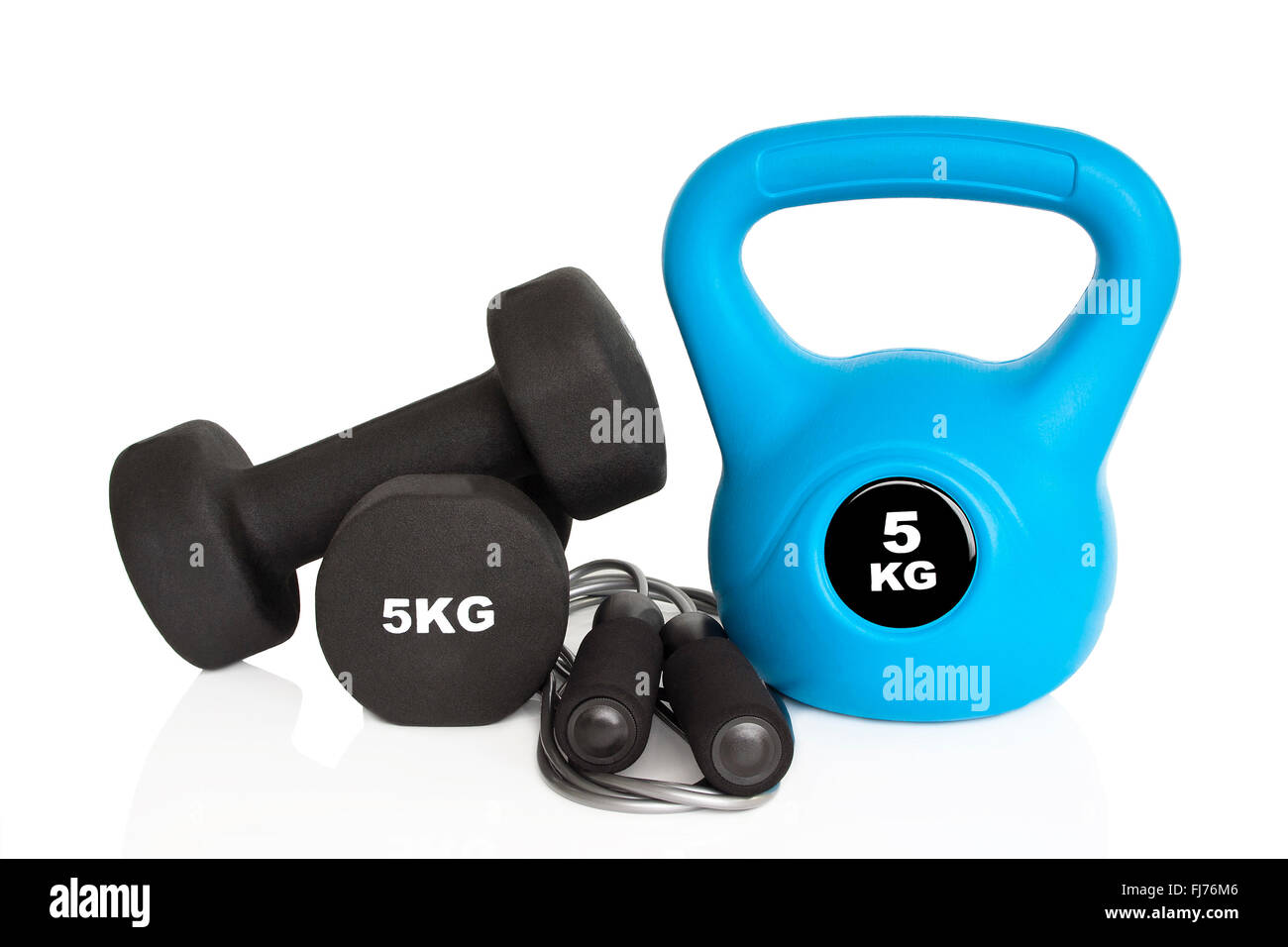 Hanteln, Kettlebell und Springseil isoliert auf weißem Hintergrund. Gewichte für ein Fitness-Training. Stockfoto