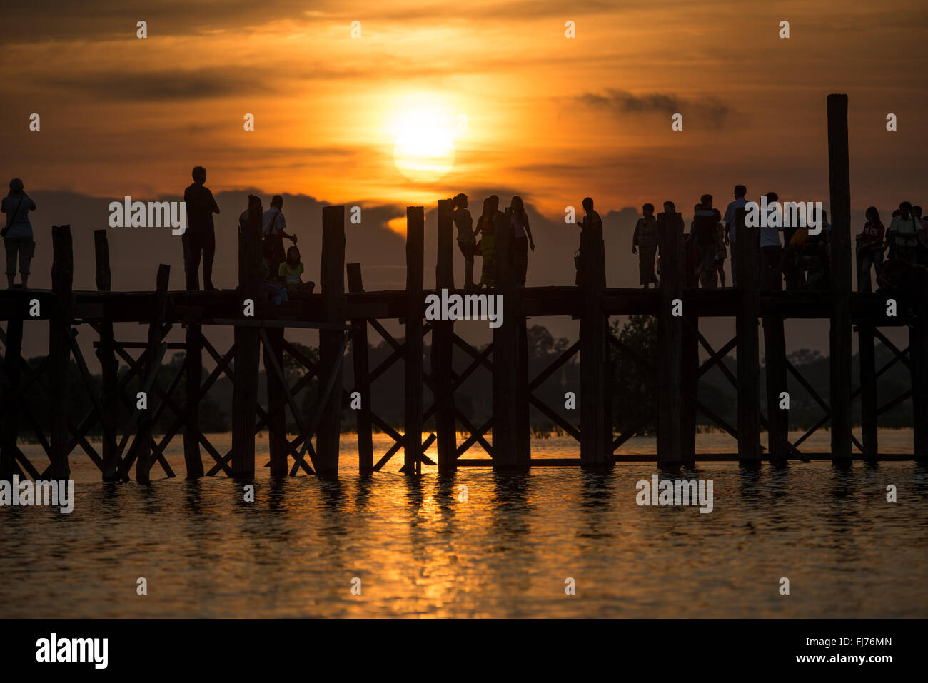 MANDALAY, Myanmar - Stretching mit einer 3/4 Meile über Taungthaman See neben der alten Hauptstadt Amarapura (jetzt Teil von Mandalay), die U-Bein Brücke stammt aus dem Jahr 1850 und ist angeblich die längste teak Brücke in der Welt zu sein. Stockfoto