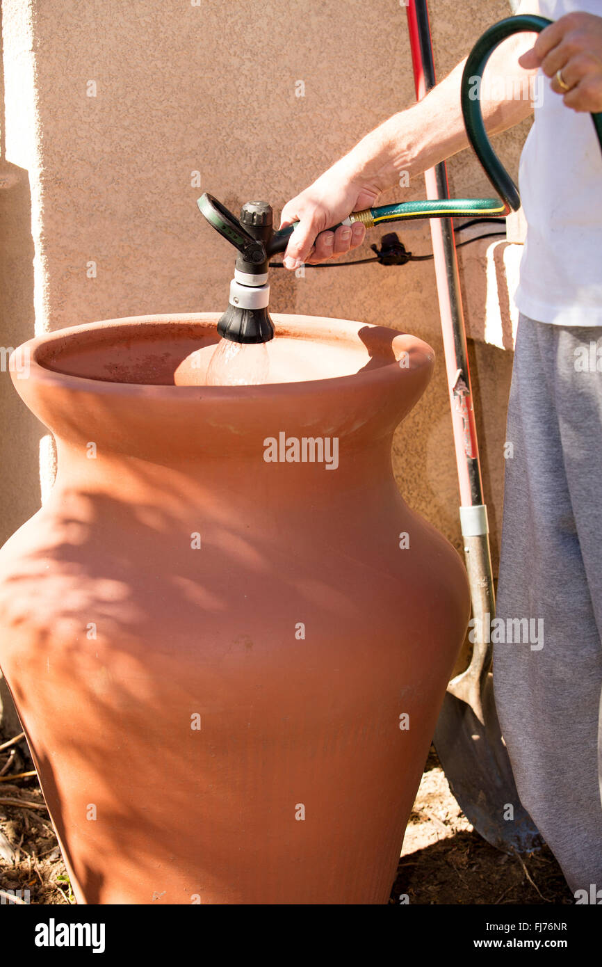 A man einen Garten einen Tontopf vorbereiten, indem man ein Loch und