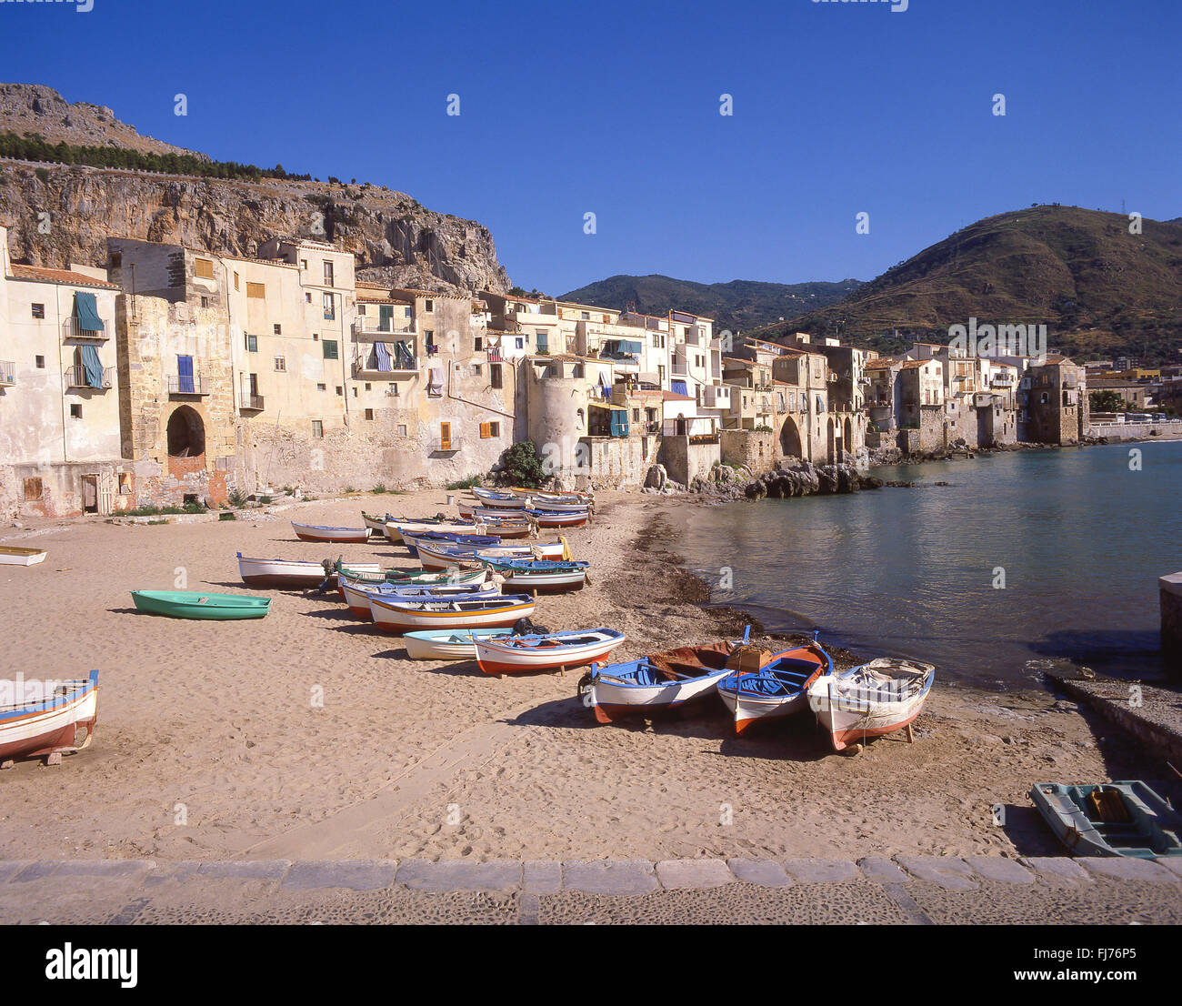 Angelboote/Fischerboote im Hafen von Cefalu, Provinz Palermo, Sizilien, Italien Stockfoto