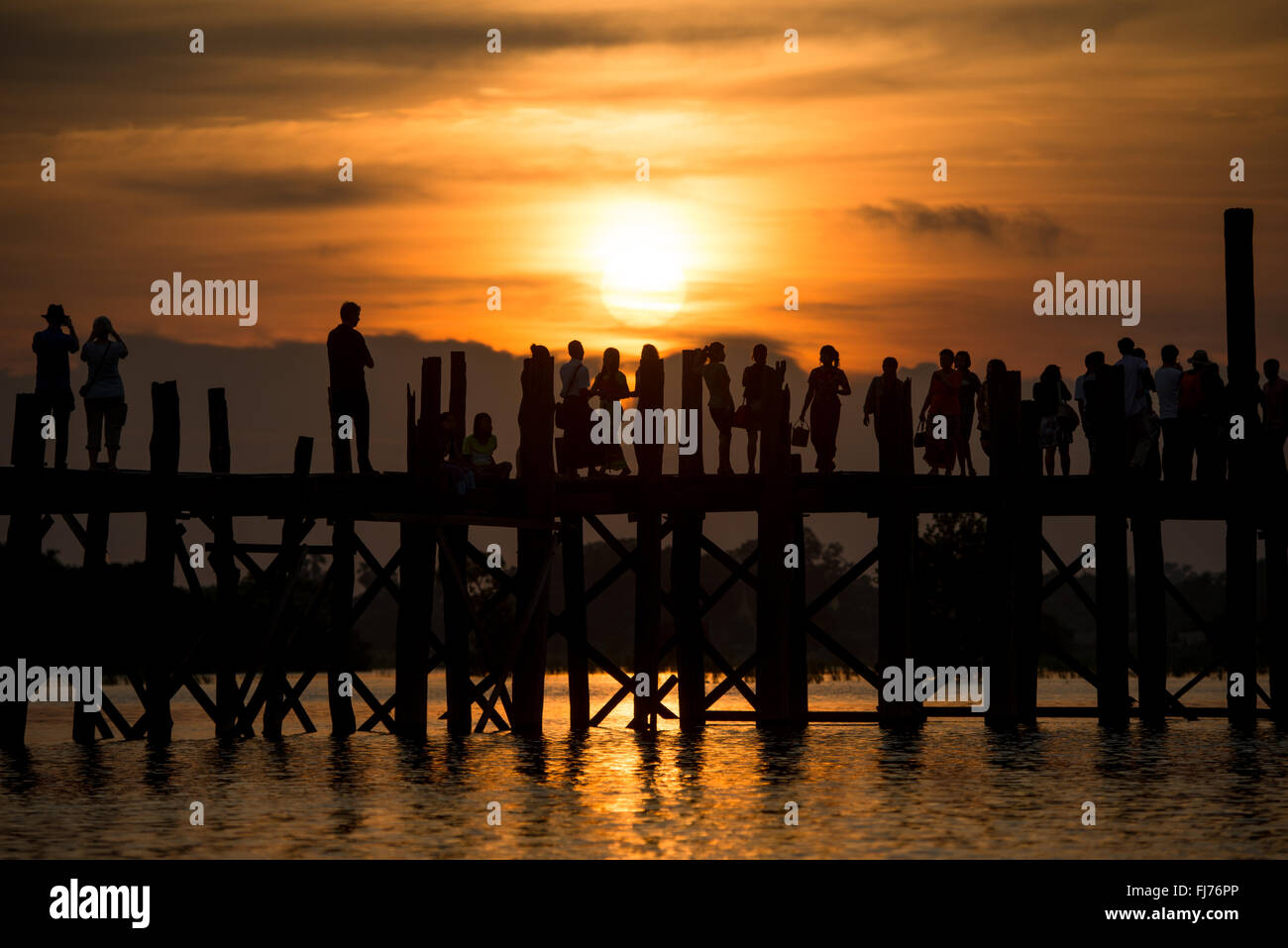 MANDALAY, Myanmar - Stretching mit einer 3/4 Meile über Taungthaman See neben der alten Hauptstadt Amarapura (jetzt Teil von Mandalay), die U-Bein Brücke stammt aus dem Jahr 1850 und ist angeblich die längste teak Brücke in der Welt zu sein. Stockfoto