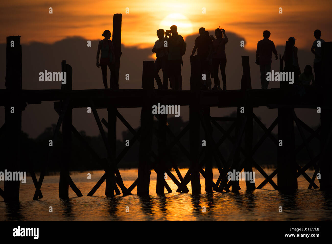 MANDALAY, Myanmar - Stretching mit einer 3/4 Meile über Taungthaman See neben der alten Hauptstadt Amarapura (jetzt Teil von Mandalay), die U-Bein Brücke stammt aus dem Jahr 1850 und ist angeblich die längste teak Brücke in der Welt zu sein. Stockfoto