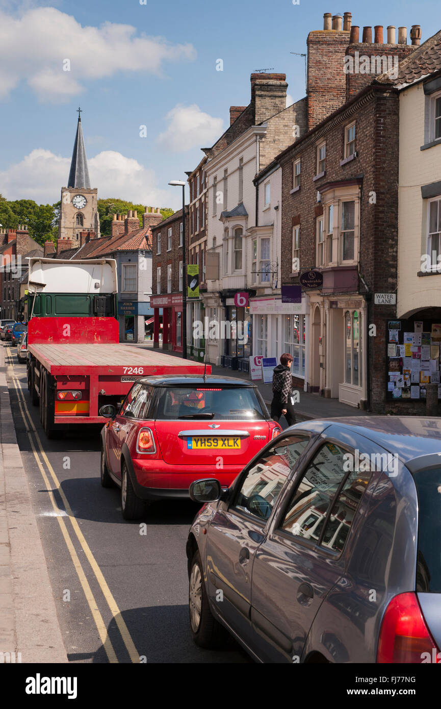 Fahrzeuge (Autos & LKW) auf einer Straße warten in einer Warteschlange des Verkehrs - Sonnentag, Yorkersgate, Malton (beschäftigt, hübsche Marktstadt in North Yorkshire, England). Stockfoto