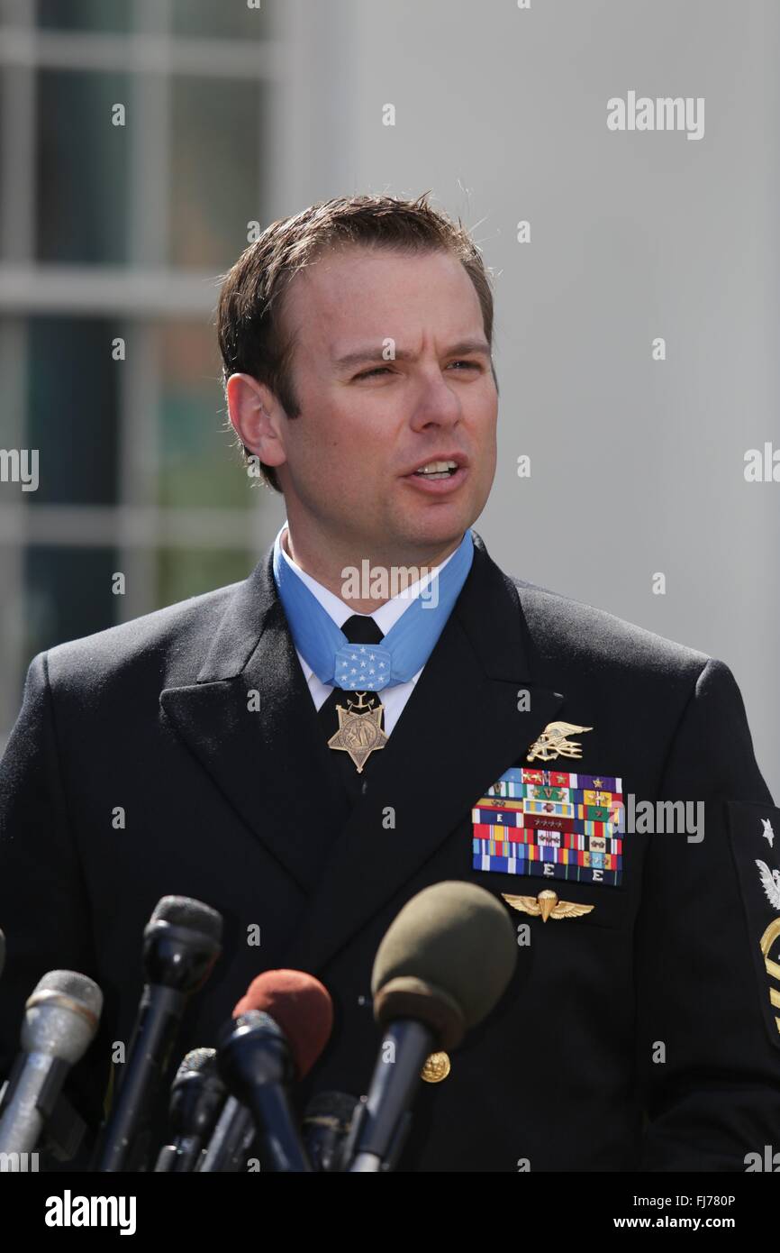 Washington, DC, USA. 29. Februar 2016. US Navy SEAL Senior Chief Special Warfare Betreiber Edward Byers spricht zu den Medien nach der Medal Of Honor-Zeremonie im Weißen Haus 29. Februar 2016 in Washington, DC. Byers, erhielt ein Mitglied des SEAL Team 6 die Medaille für seine Rolle bei der Rettung eines amerikanischen Zivilisten als Geiseln gehalten, von Aufständischen Taliban in Afghanistan. Stockfoto