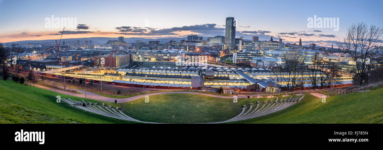 Panoramablick über Sheffield Stadt vom Amphitheater. Stockfoto