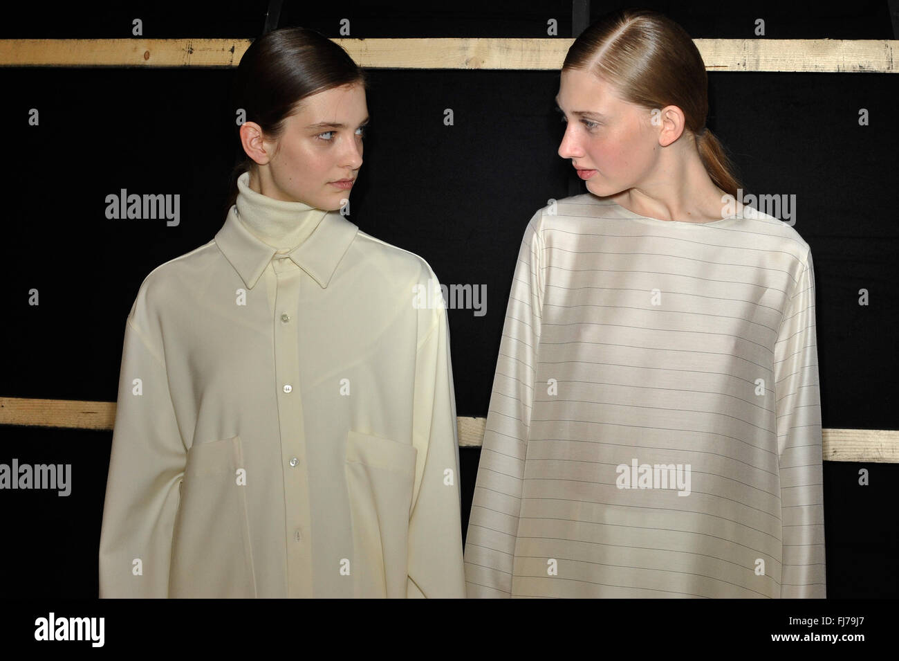 Mailand, Italien, 29. Februar 2016. Modelle sind hinter den Kulissen vor der Lucio Vanotti zeigen Kredit gesehen: Gaetano Piazzolla / Alamy Live News Stockfoto