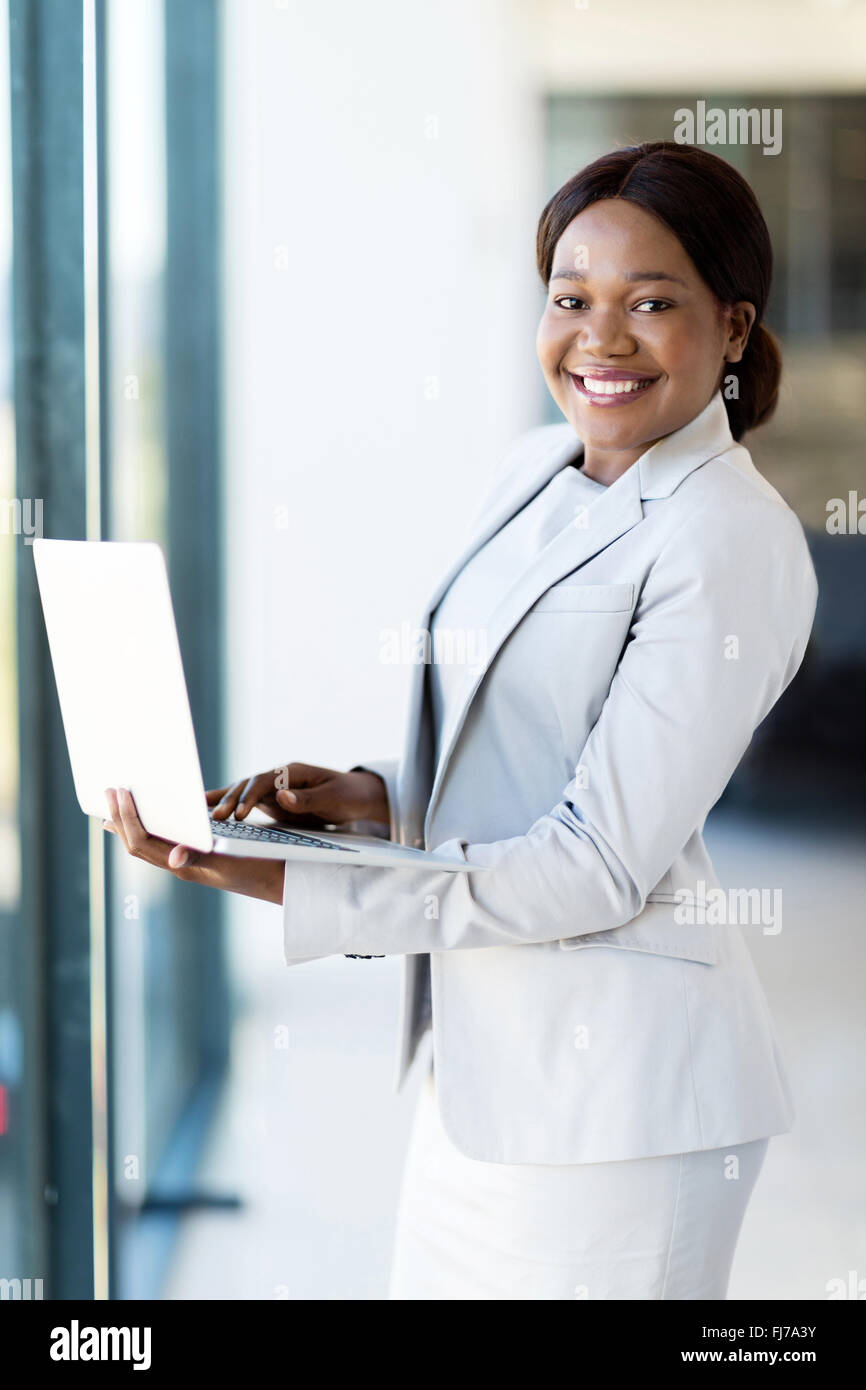 glückliche junge afrikanische amerikanische Geschäftsfrau mit laptop Stockfoto