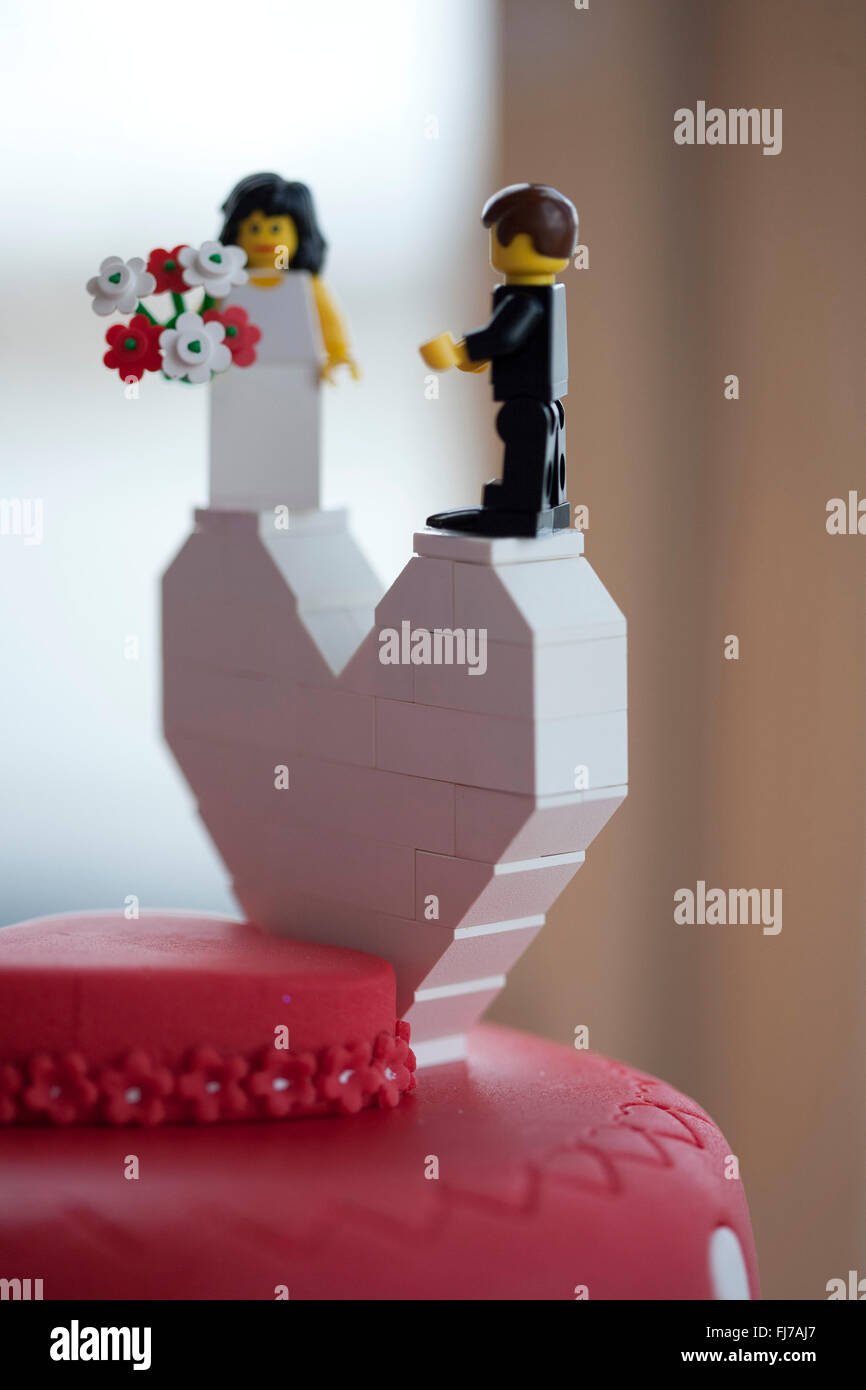 Rote und weiße Tupfen Hochzeitstorte mit Lego Braut und Bräutigam  Stockfotografie - Alamy