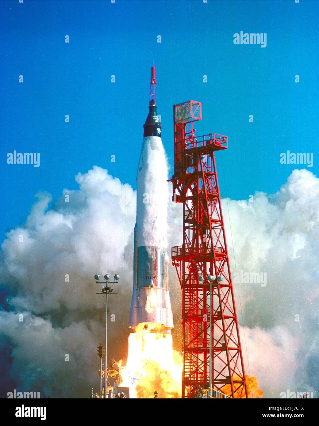 Die Mercury-Atlas-Rakete Blasten aus von Pad 14 Durchführung der Freundschaft 7 Raumkapsel Astronaut John Glenn am Kennedy Space Center in Cape Canaveral, Florida 20. Februar 1962 trägt. Glenn ist der erste Amerikaner, der einen bemannten orbitalen Raumflug fliegen. Stockfoto