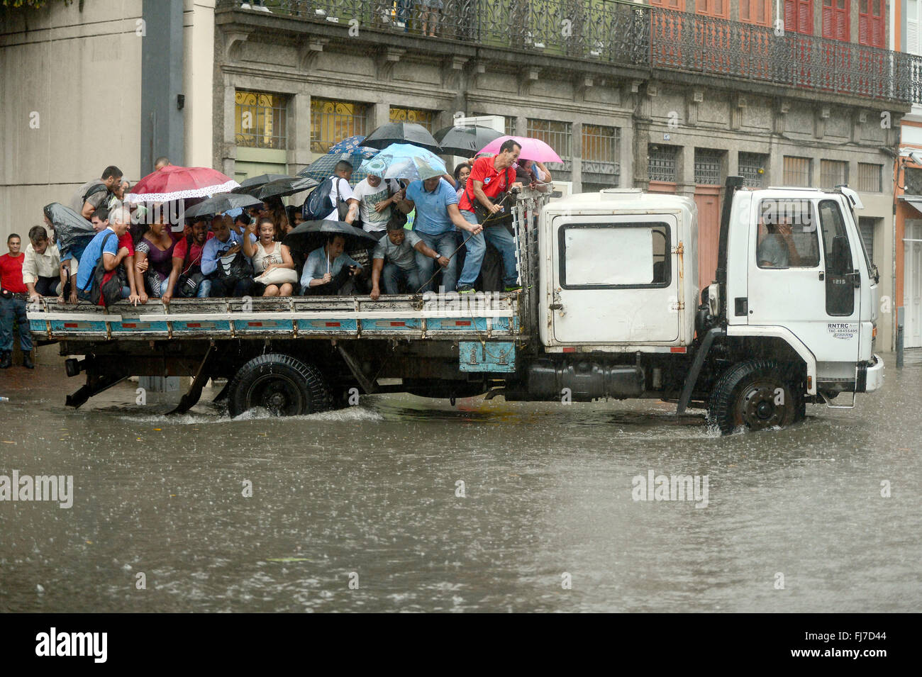 Rio De Janeiro, Brasilien. 29. Februar 2016. Fußgänger werden durch die überfluteten Lavradio Straße im Stadtteil Lapa nach heftigen Gewittern 29. Februar 2016 in Rio De Janeiro, Brasilien transportiert. Stockfoto
