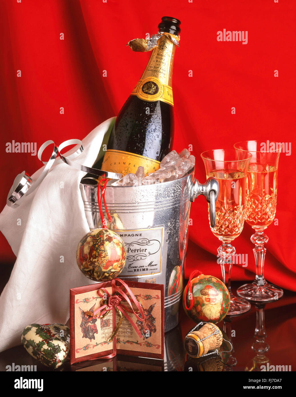 Veuve Clicquot Champagner auf Eis-Eimer mit Weihnachtsschmuck und Kristallgläser, London, England, Vereinigtes Königreich Stockfoto