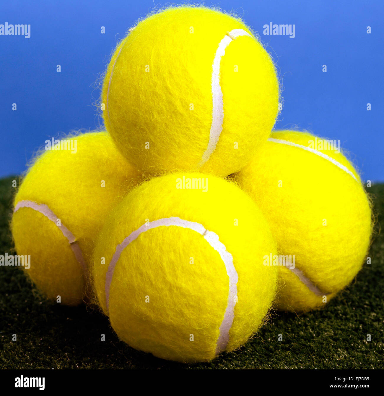 Vier gelbe Tennisbälle im Studio-Setting, Greater London, England, Vereinigtes Königreich Stockfoto