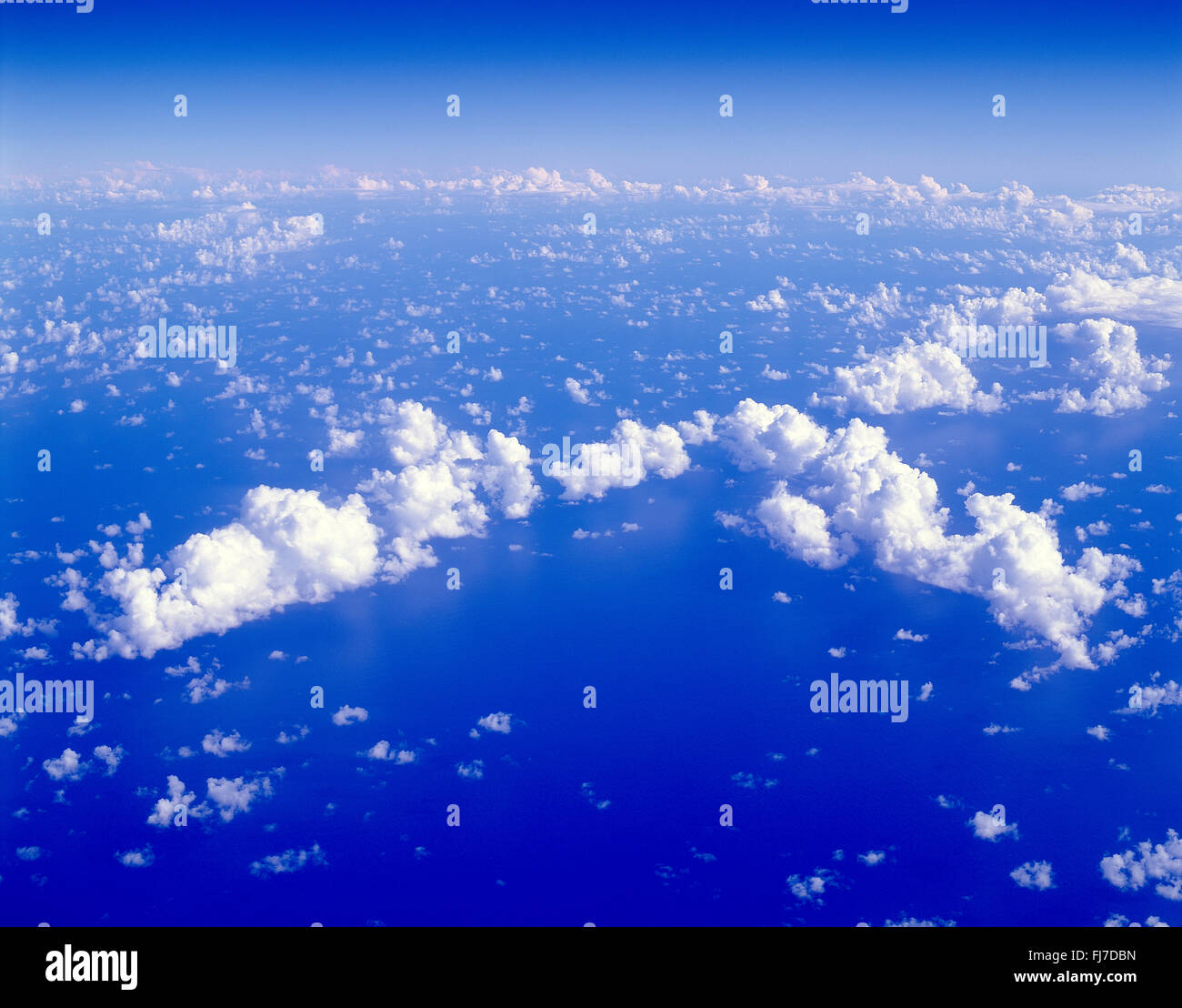 Luftaufnahme von Wolken von Flugzeugen über Meer Stockfoto