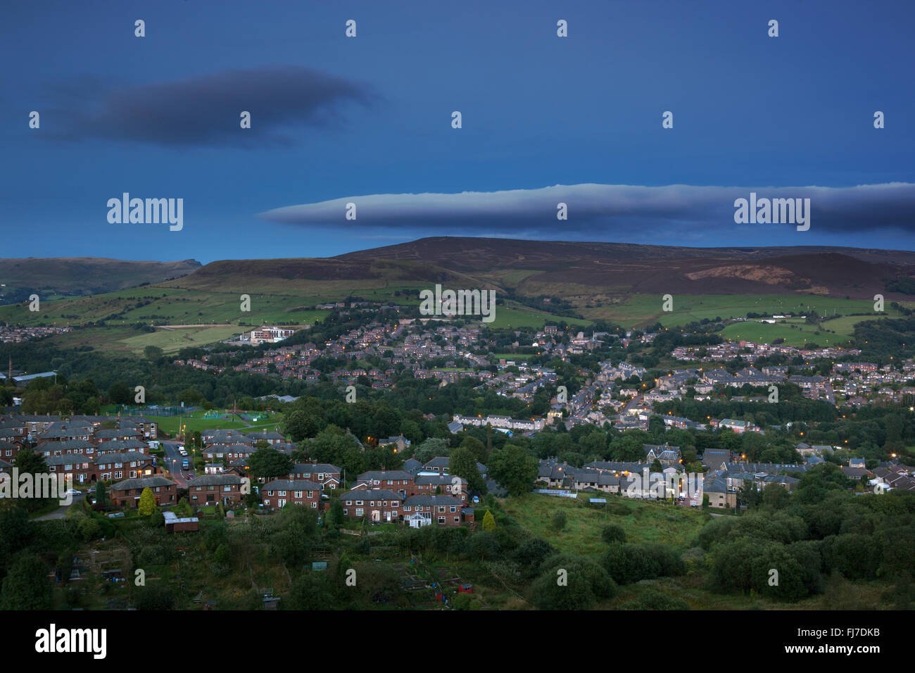 Eine Kleinstadt in der britischen Landschaft in der Nähe von Peak District in England. Stockfoto