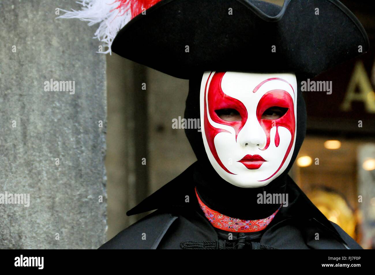 Eine Frau trägt eine aufwendige venezianische Maske und Kostüm während des jährlichen Karnevals von Venedig in Venedig, Italien. Karneval läuft offiziell für 10 Tage auf die christliche Feier der Fastenzeit endet. Stockfoto