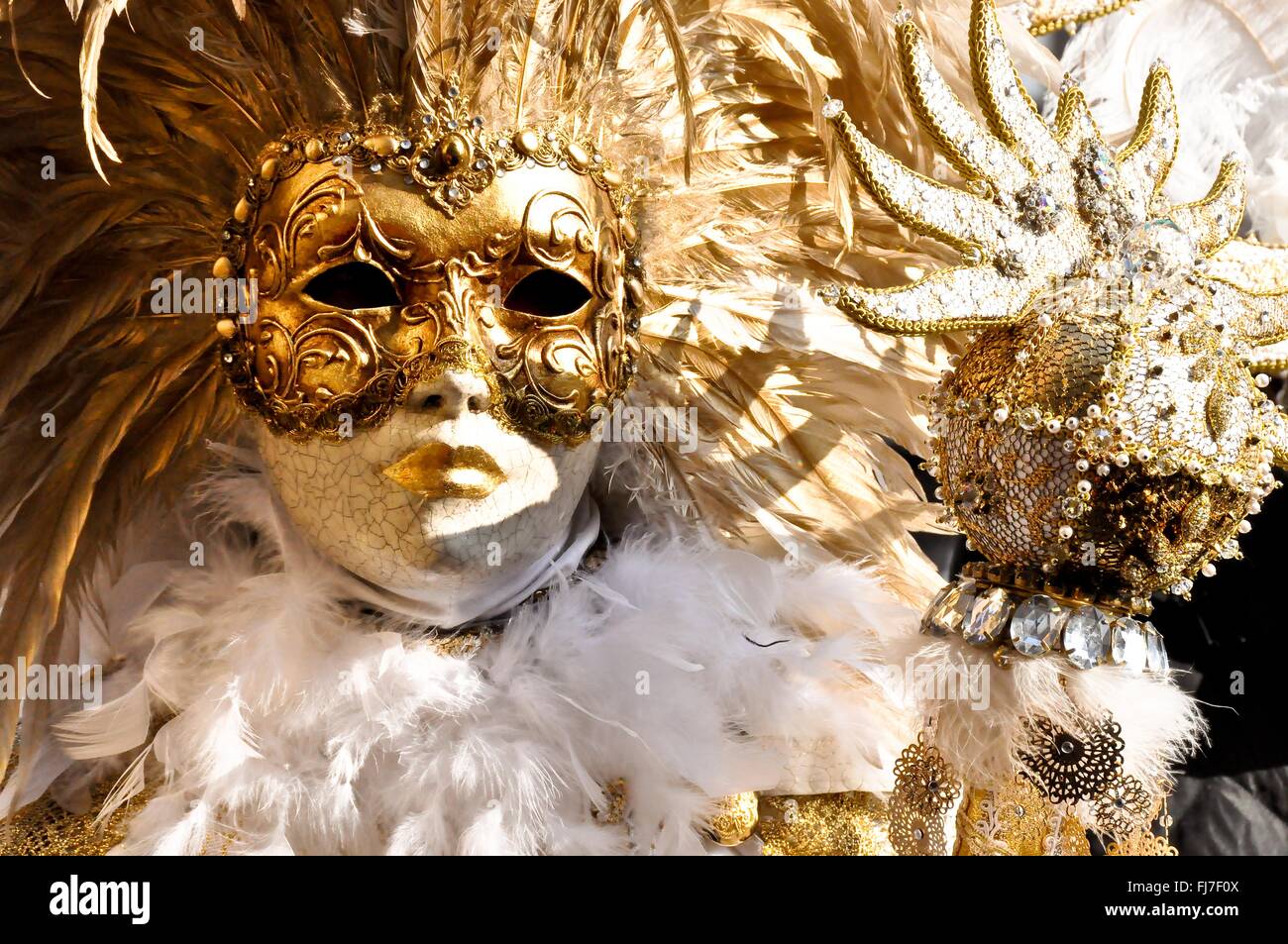 Eine Frau trägt eine aufwendige venezianische Bauta Maske und Kostüm während des jährlichen Karnevals von Venedig in Venedig, Italien. Karneval läuft offiziell für 10 Tage auf die christliche Feier der Fastenzeit endet. Stockfoto