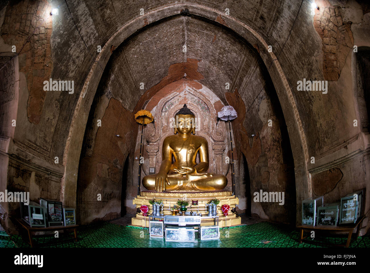 BAGAN, Myanmar – der Htilominlo-Tempel, der 1211 erbaut wurde, beherbergt eine bedeutende goldene Buddha-Statue in seinem Hauptschrein. Der Tempel wurde während der Regierungszeit von König Htilominlo aus der heidnischen Dynastie errichtet und repräsentiert den anspruchsvollen architektonischen Stil dieser Zeit. Dieser buddhistische Tempel in der Nähe von Nyaung-U ist eines der bedeutendsten religiösen Denkmäler in der archäologischen Zone von Bagan. Stockfoto