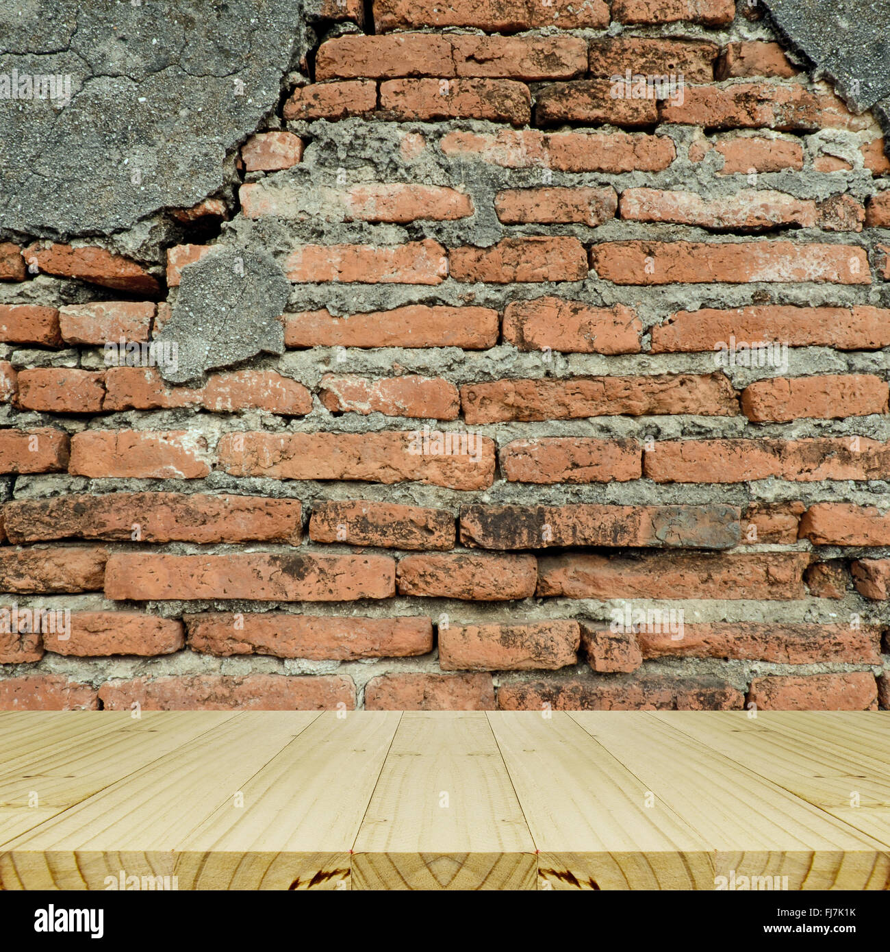 Einfachen Holztisch mit Hipster Brick Wall Hintergrund. Stockfoto