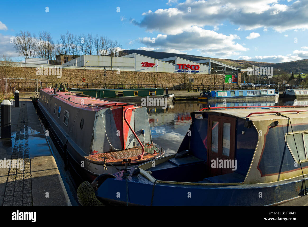 Tesco Speichern von Französinnen Marina auf dem Huddersfield schmaler Kanal am Greenfield, Saddleworth, größere Manchester, UK. Stockfoto