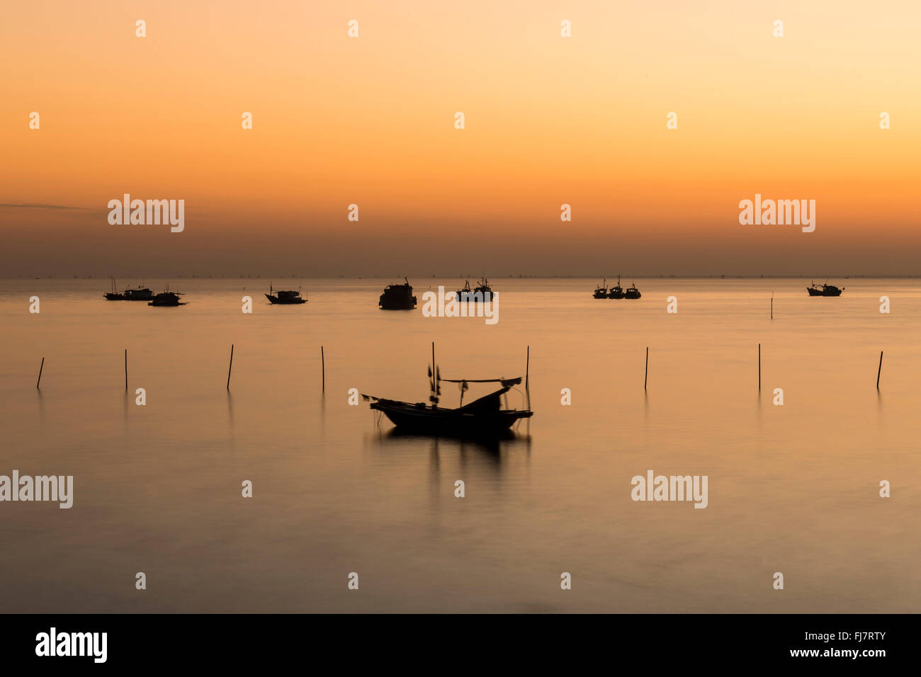 Angelboote/Fischerboote und Sonnenuntergang in Ha Long Bucht, Vietnam Stockfoto