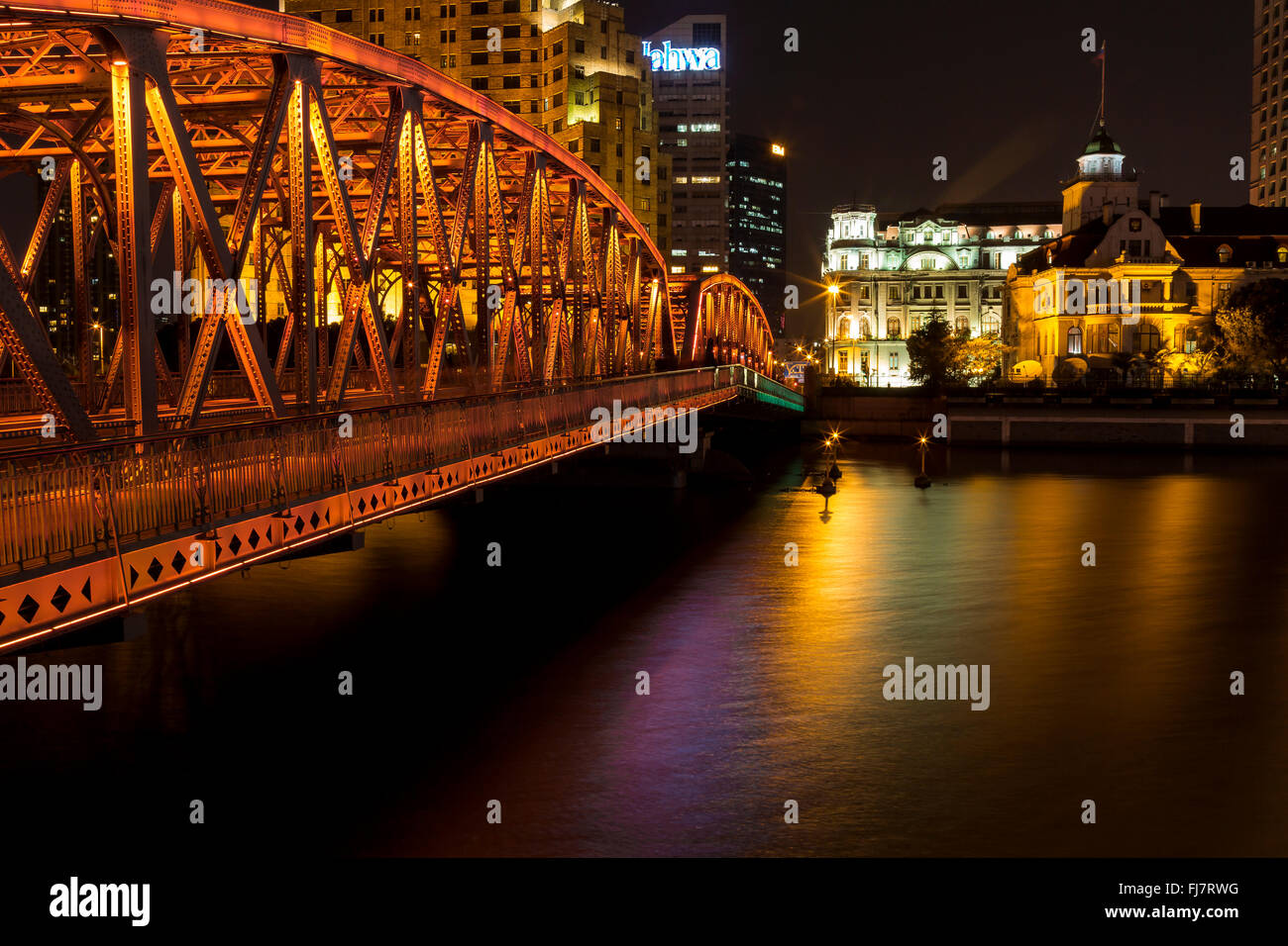 Shanghai, China - Februar 2016. Metall Brücke in der Nähe von dem Bund in Shanghai. Stockfoto