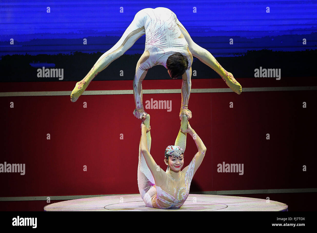 Pasay City, Philippinen. 29. Februar 2016. Akrobaten Chinas Guangdong Acrobatic Troupe führen während der "Kulturen Chinas, Festival of Spring" das Philippine International Convention Center in Pasay City, Philippinen, 29. Februar 2016. Bildnachweis: Rouelle Umali/Xinhua/Alamy Live-Nachrichten Stockfoto