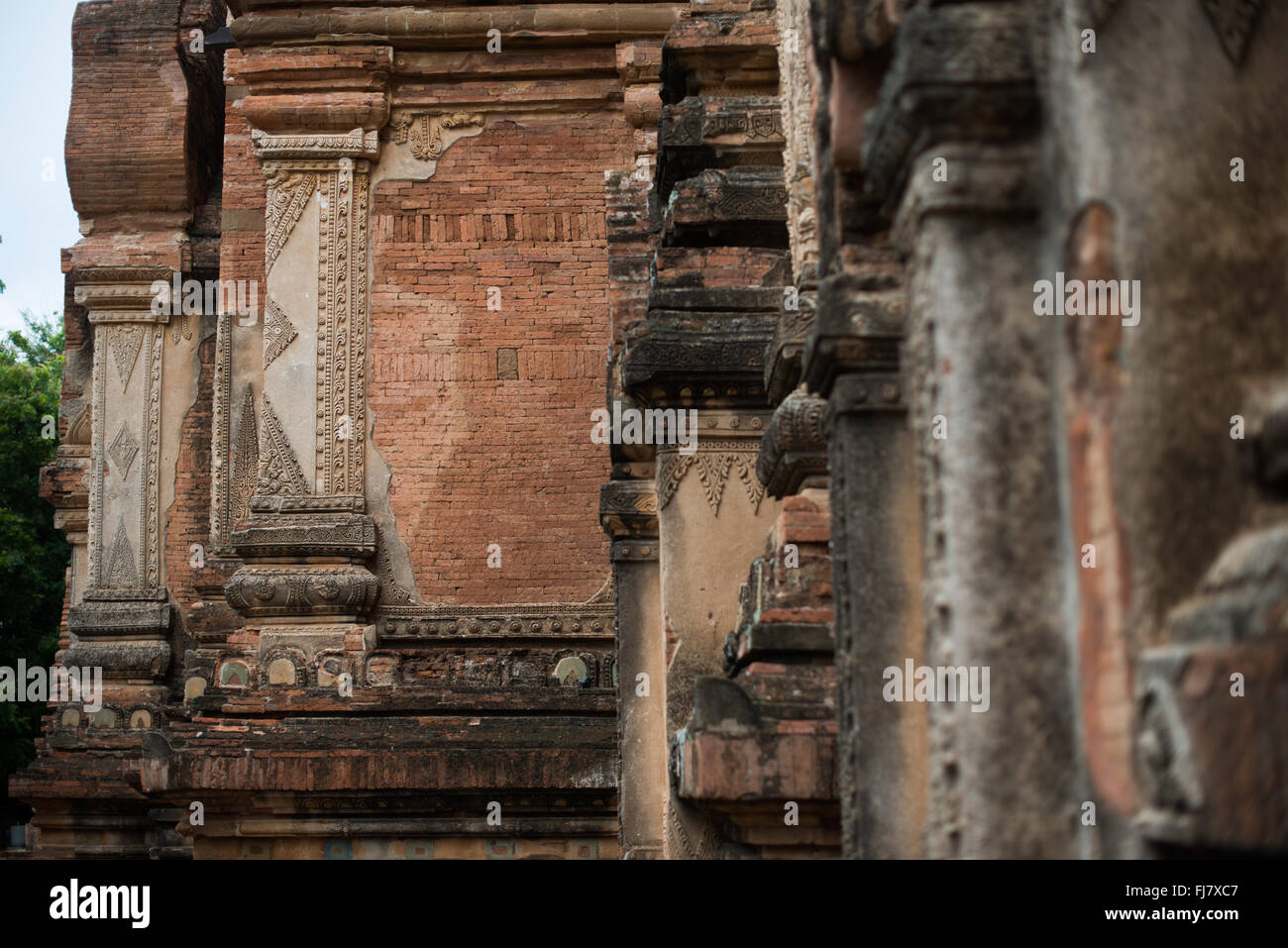 BAGAN, Myanmar – das Äußere des Htilominlo Tempels zeigt sowohl originale dekorative Elemente aus dem 13. Jahrhundert als auch moderne Restaurierungsarbeiten. Dieser buddhistische Tempel, der während der Regierungszeit von König Htilominlo (1211-1235) errichtet wurde, zeigt den architektonischen Stil der heidnischen Dynastie. Das Gebäude repräsentiert fortlaufende Bemühungen, Bagans religiöse Denkmäler zu bewahren und gleichzeitig ihre historische Integrität zu bewahren. Stockfoto