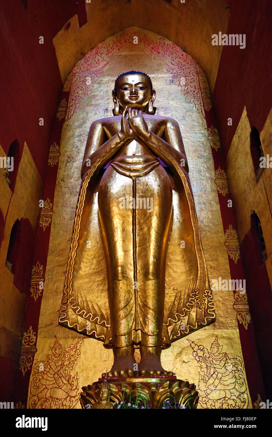 Buddha-Statue in Ananda Pagode in Old Bagan, Bagan, Myanmar (Burma) Stockfoto