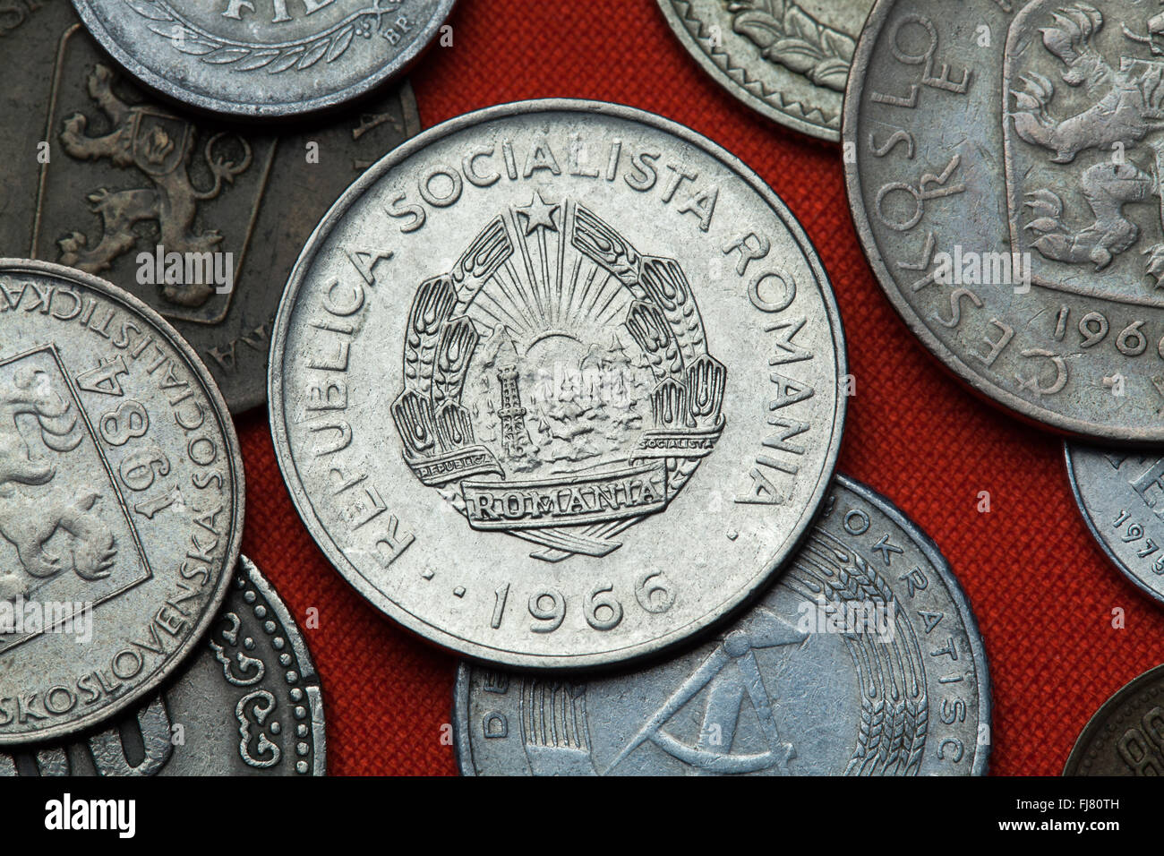 Münzen des kommunistischen Rumänien. Wappen der Sozialistischen Republik Rumänien in der rumänischen Leu eine Münze abgebildet (1966). Stockfoto