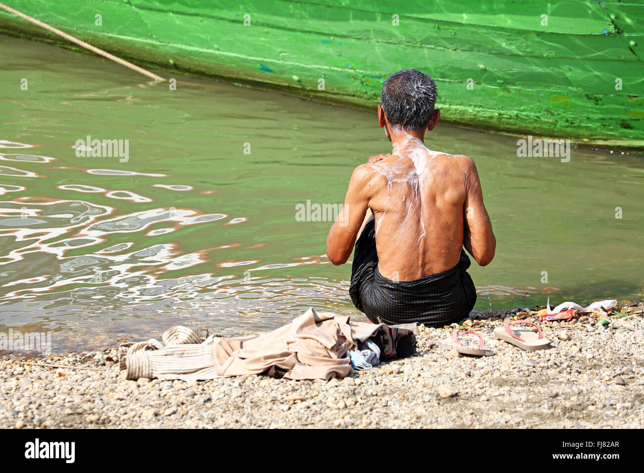 Mann Waschen im Fluss Ayeryarwaddy in Old Bagan, Bagan, Myanmar (Burma) Stockfoto