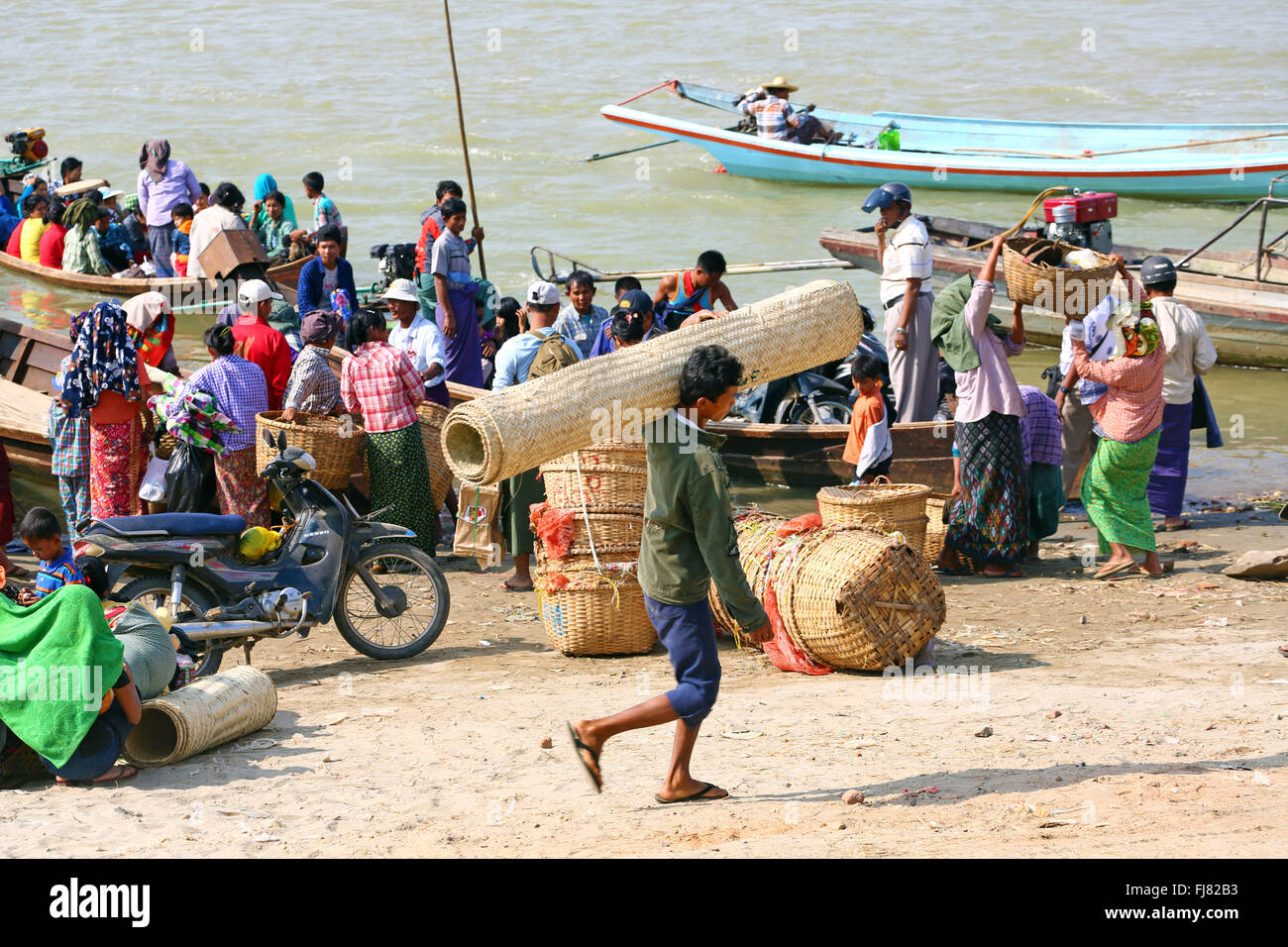 Menschen Sie be- und Entladen Fähren am Fluss Ayeryarwaddy in Old Bagan, Bagan, Myanmar (Burma) Stockfoto
