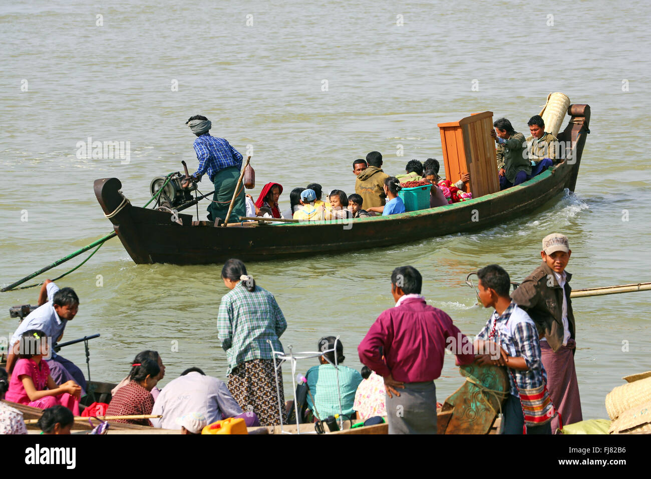 Menschen Sie be- und Entladen Fähren am Fluss Ayeryarwaddy in Old Bagan, Bagan, Myanmar (Burma) Stockfoto