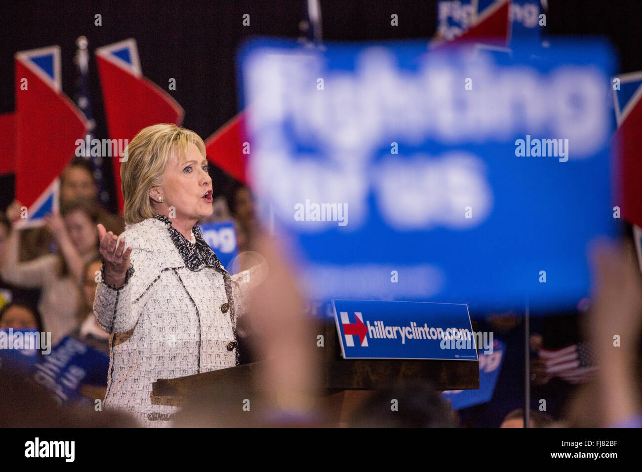 Demokratischen Präsidentschaftskandidaten Hillary Rodham Clinton dankt Unterstützern feiern ihren Sieg in der South Carolina primäre 27. Februar 2016 in Columbia, South Carolina. Clinton gewann fast 50 Punkte über Rivalen Senator Bernie Sanders. Stockfoto