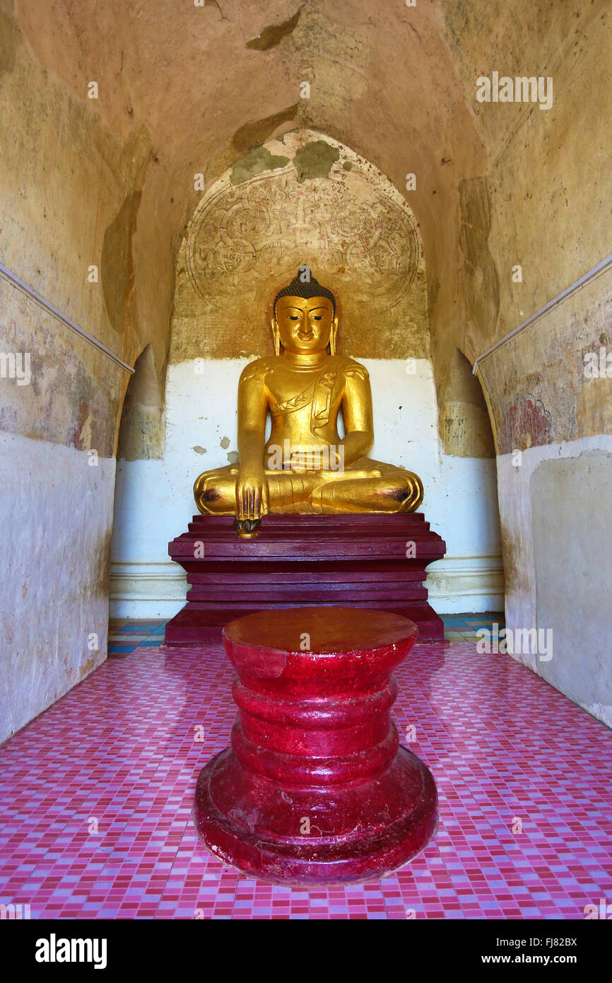 Buddha-Statue im Inneren Gawdawpalin Tempel Pagode in Old Bagan, Bagan, Myanmar (Burma) Stockfoto