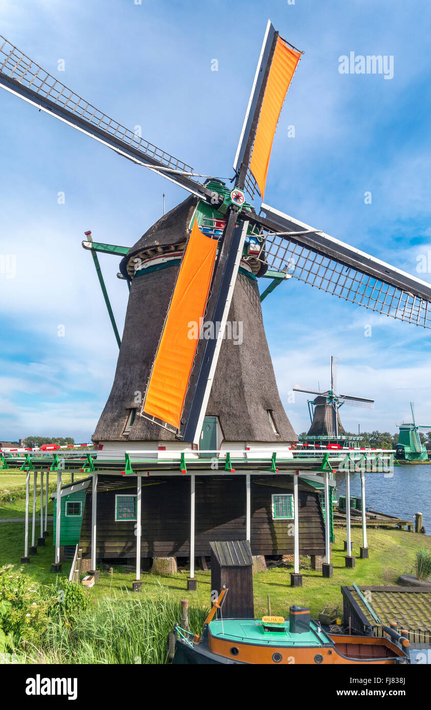 Holland Windmühlen an De Zaanse Schans. Die Spinnerei Öl Mühle Windmühle. Alte holländische Windmühlen entlang des Flusses De Zaan arbeiten. Stockfoto