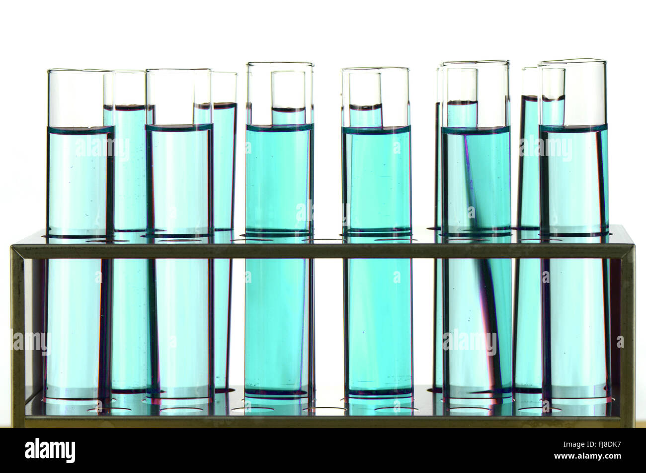 Reagenzglas in Nahaufnahme auf weißem Hintergrund. Stockfoto