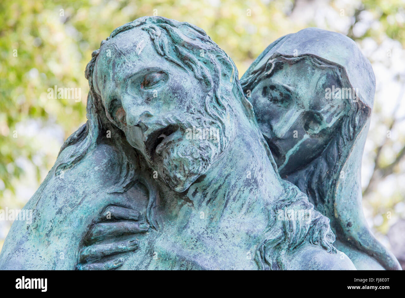 Statue der Maria mit Jesus am Friedhof Père Lachaise in Paris, Frankreich Stockfoto