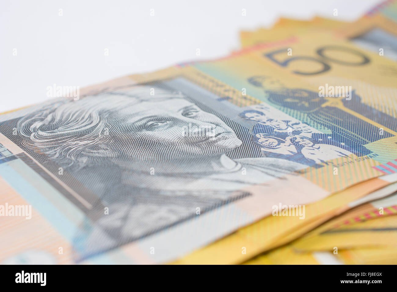 Haufen von australischer fünfzig-Dollar-Banknoten Isolated on White Stockfoto