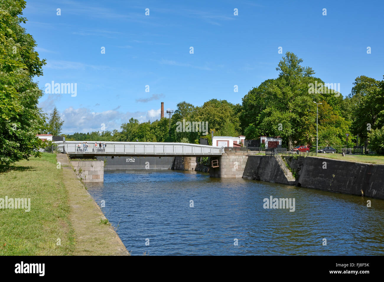 Kronstadt, eine einstellbare "Dock-Brücke" über den Kanal von Peter dem großen. Kronstadt, St. Petersburg, Russische Föderation Stockfoto