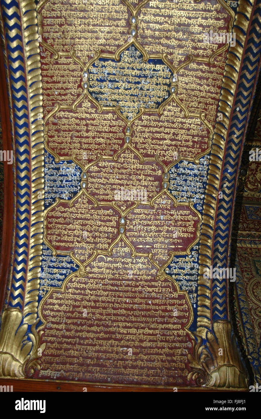 Text auf Decke, Goldener Tempel, Amritsar, Punjab, Indien, Asien Stockfoto